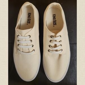 10 W Khaki sneakers